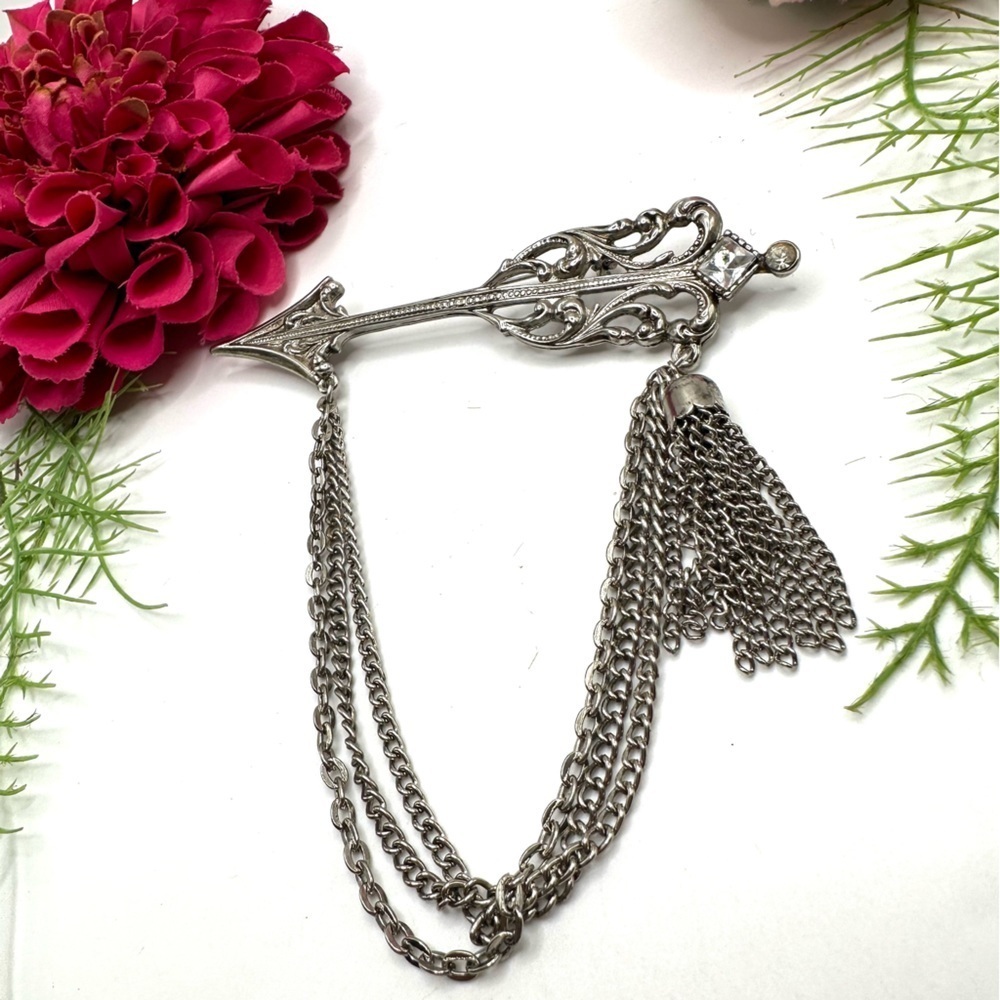 VINTAGE⚜️Ornate Detailed Arrow Brooch With Chains - Picture 3 of 6